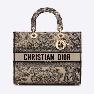 Christian Dior D-Lite Tote Bag – Medium
Blue Toile de Jouy Embroidered Canvas